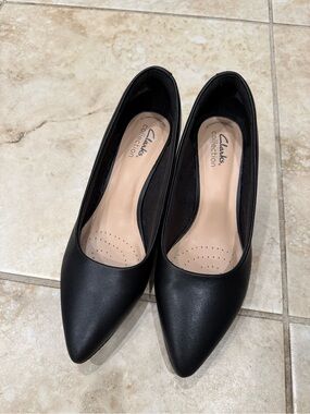 Clarks Black Pointed-Toe Women's Flats with Cushioned Insole 7W
